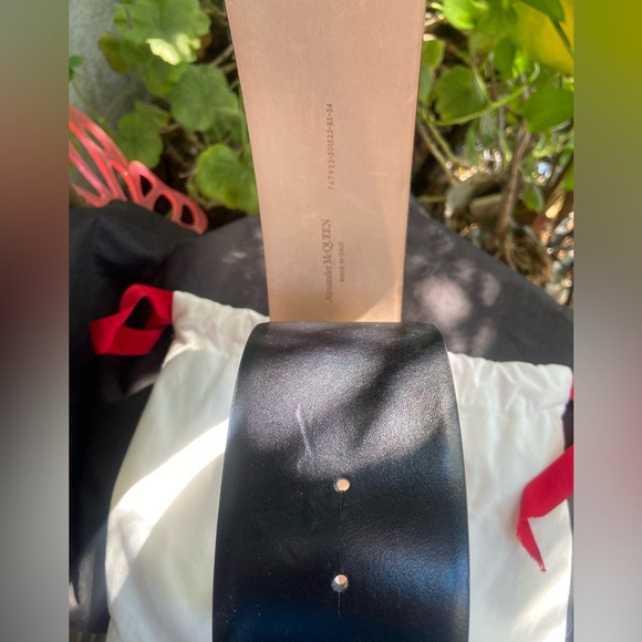 ALEXANDER MCQUEEN
Leather Oversized Seal Logo Belt. Size 85. - Picture 4 of 6